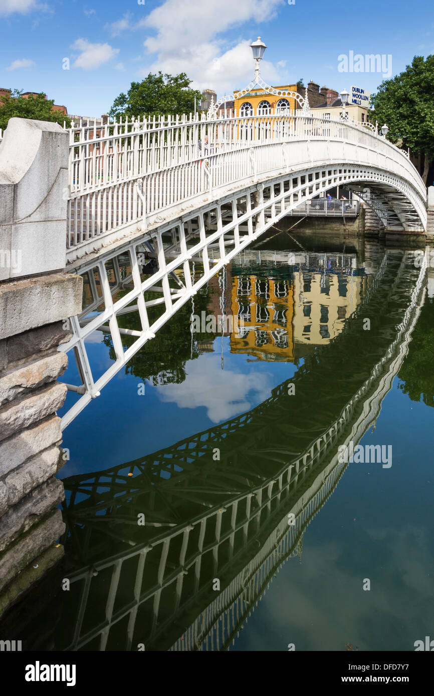 Bridge across the liffey hi-res stock photography and images - Alamy