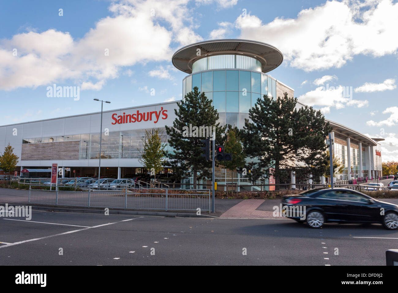 Supermarket exterior hi-res stock photography and images - Alamy