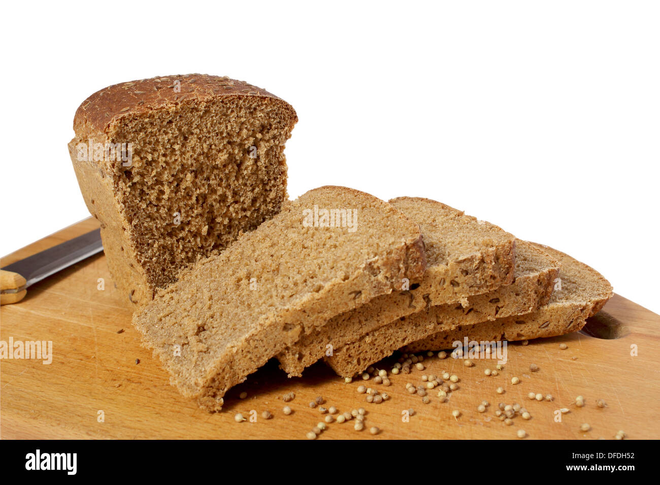 Knife, chopped rye bread on a cutting board wooden. Ржаной хлеб нарезаный, нож на разделочной деревяной доске. Stock Photo
