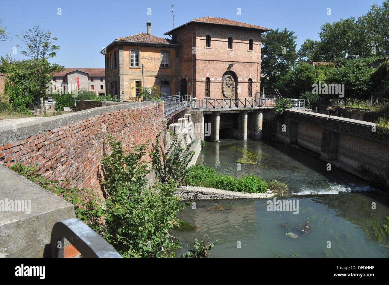 Bologna (Italy): the Navile neighborhood's dam Stock Photo - Alamy