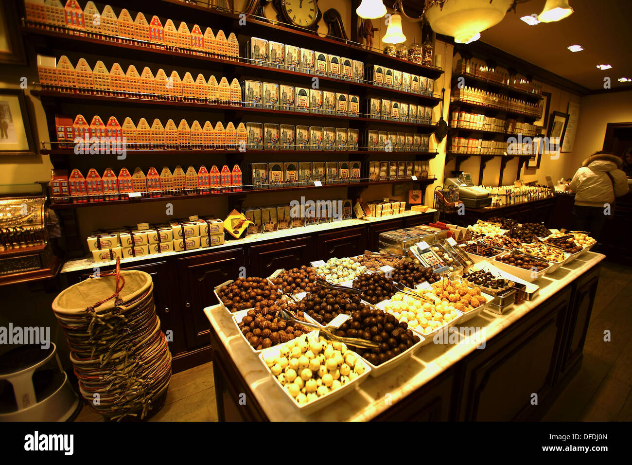 Склад сладостей. Бельгийский шоколад в Брюсселе. Бельгийский шоколад Нидербергер. Бельгийский шоколад в Бельгии. Швейцария шоколадная фабрика.