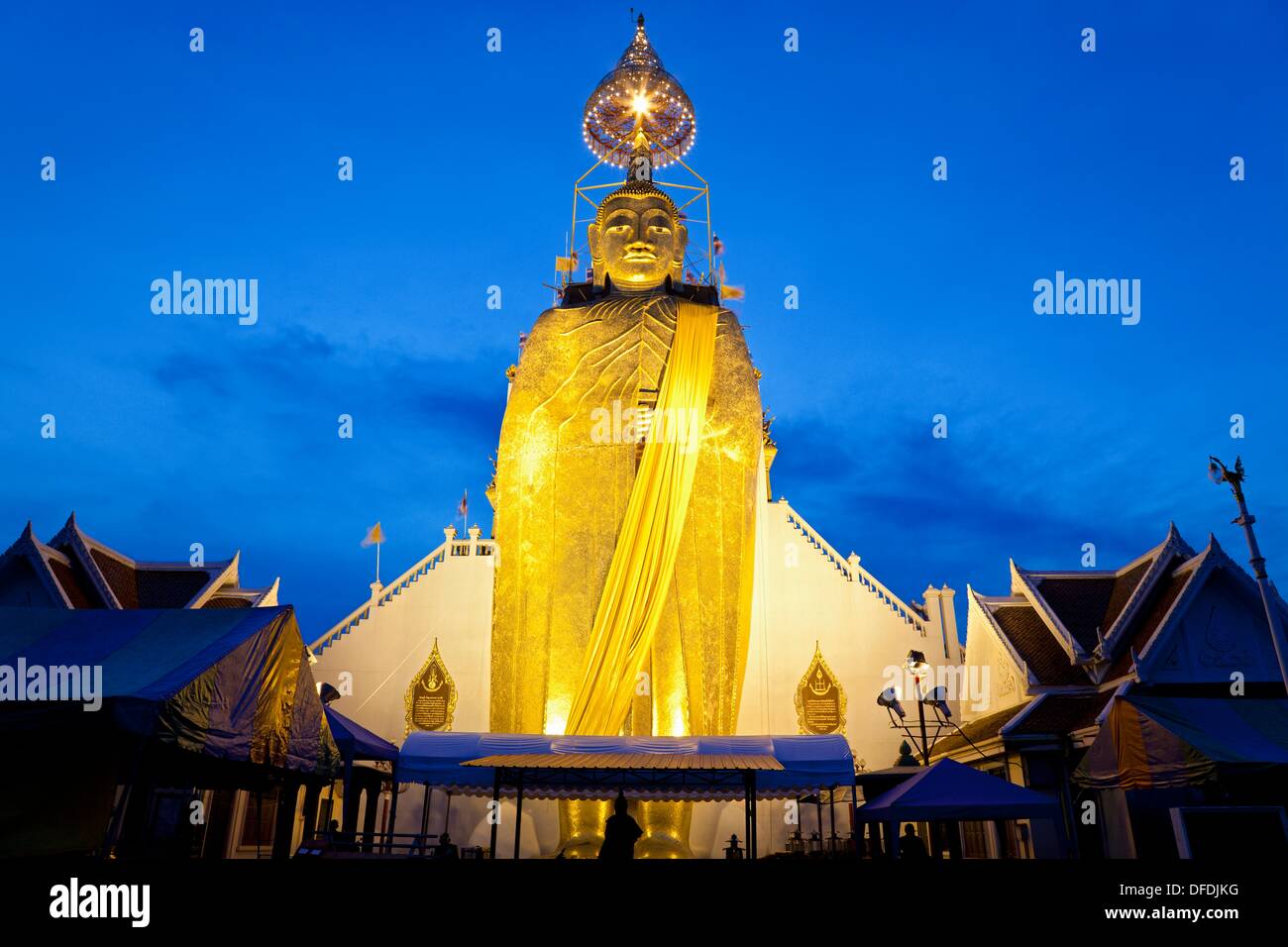 Large standing Buddha image, Wat Intharawihan, Nakhon District, Bangkok, Thailand Stock Photo