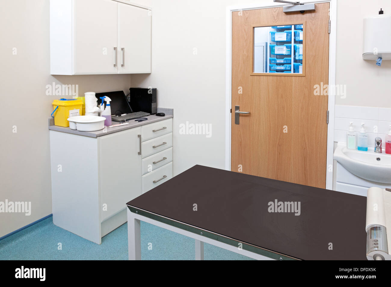 Vets examination room in a veterinary practice Stock Photo Alamy