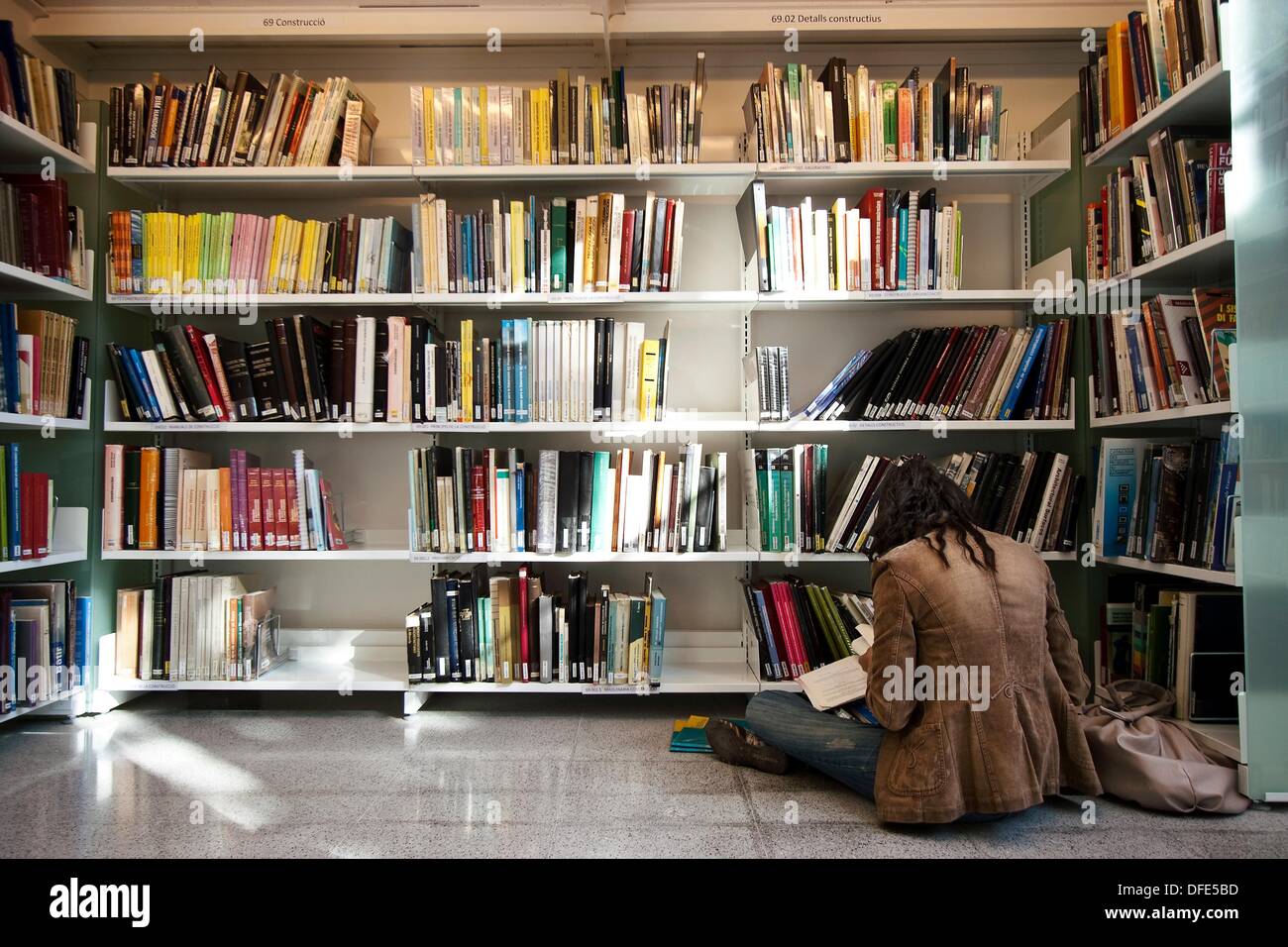 chica en biblioteca