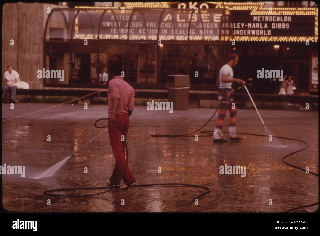 FOUNTAIN SQUARE IN DOWNTOWN CINCINNATI IS A PUBLIC SQUARE THAT WORKS ...