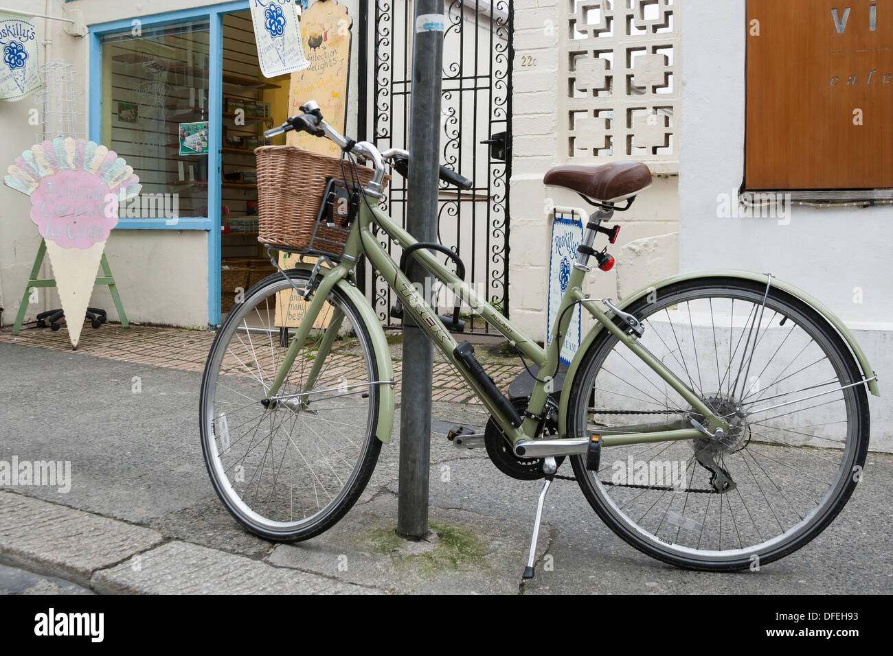 old fashioned delivery bike outside shop Stock Photo