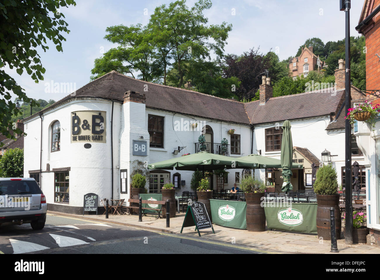 The White Hart, pub restaurant and small hotel on The Wharfage, Ironbridge, Shropshire. The building dates to the 18th century. Stock Photo