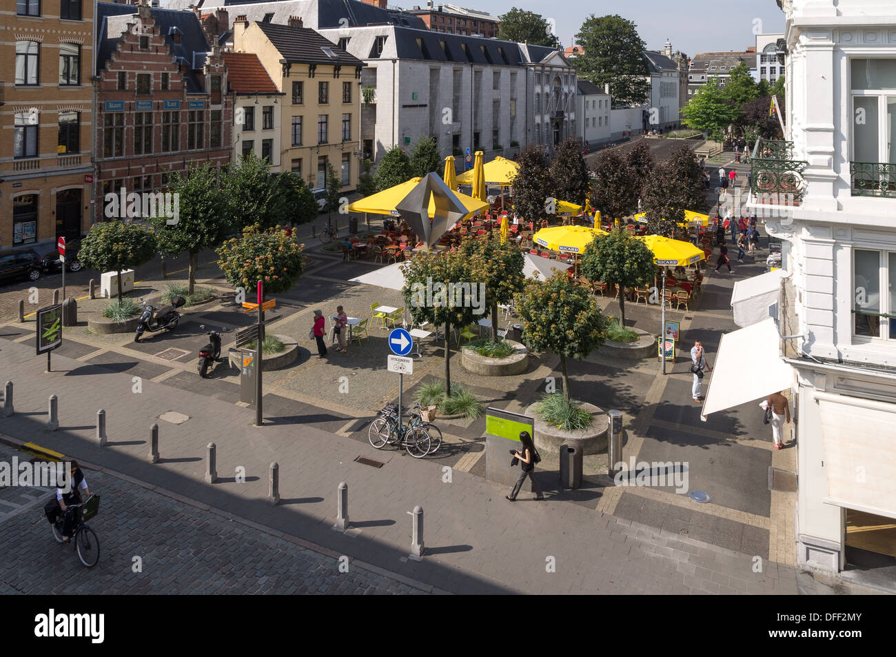 amateur zondaar effectief Summer life in the city: the view from the balcony pf the Horta Cafe,  Antwerp Stock Photo - Alamy