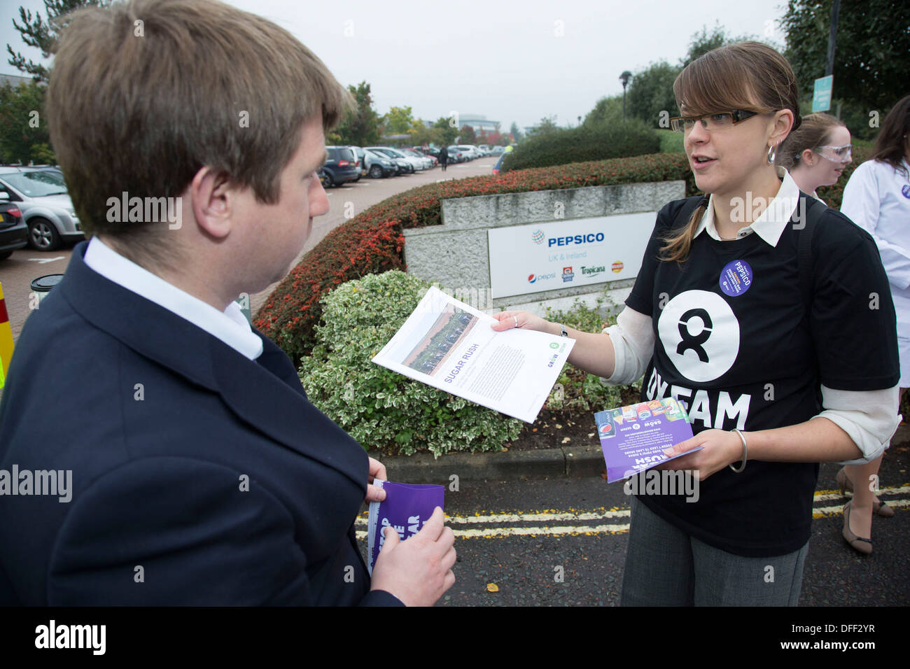 Oxfam supporter handing over Oxfam's new report to PepsiCo's Head of External Affairs, Andrew Slight, outside the PepsiCo HQ. Stock Photo