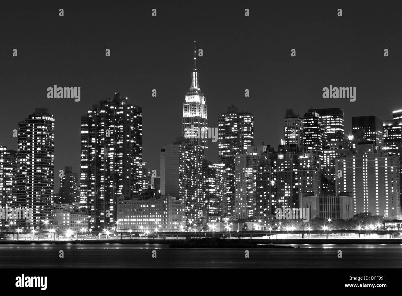New york skyline at night hi-res stock photography and images - Alamy