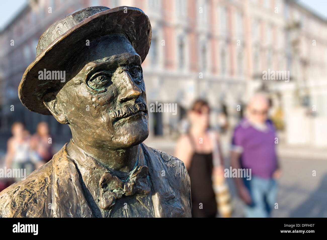 James joyce statue hi-res stock photography and images - Alamy