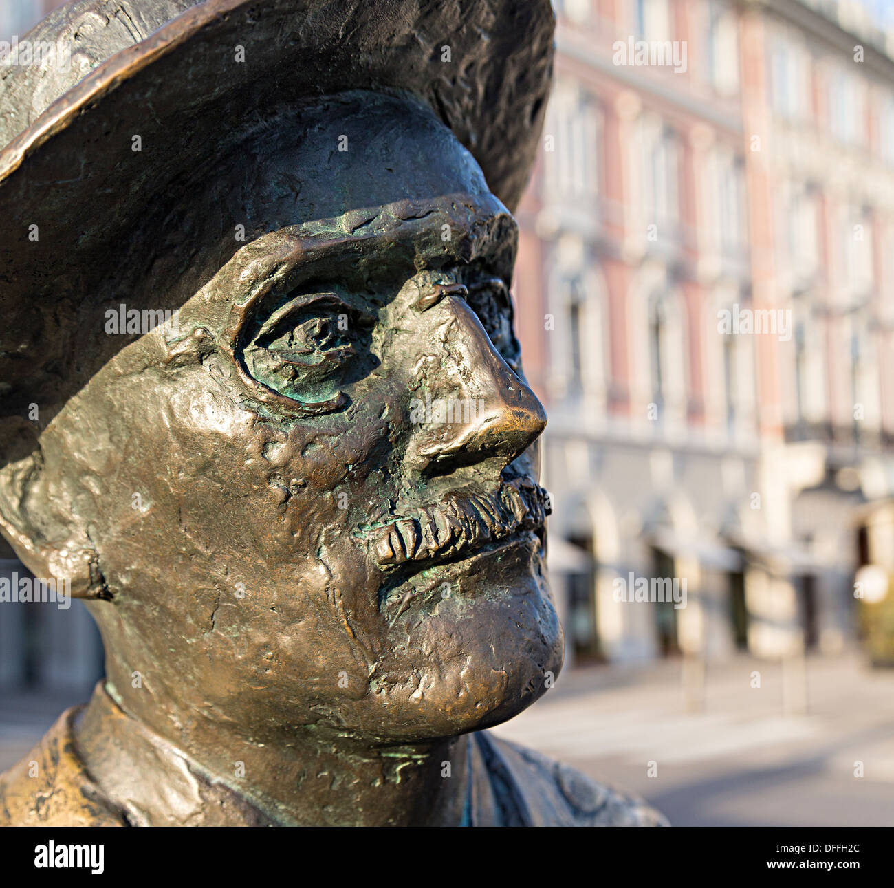 James joyce statue hi-res stock photography and images - Alamy