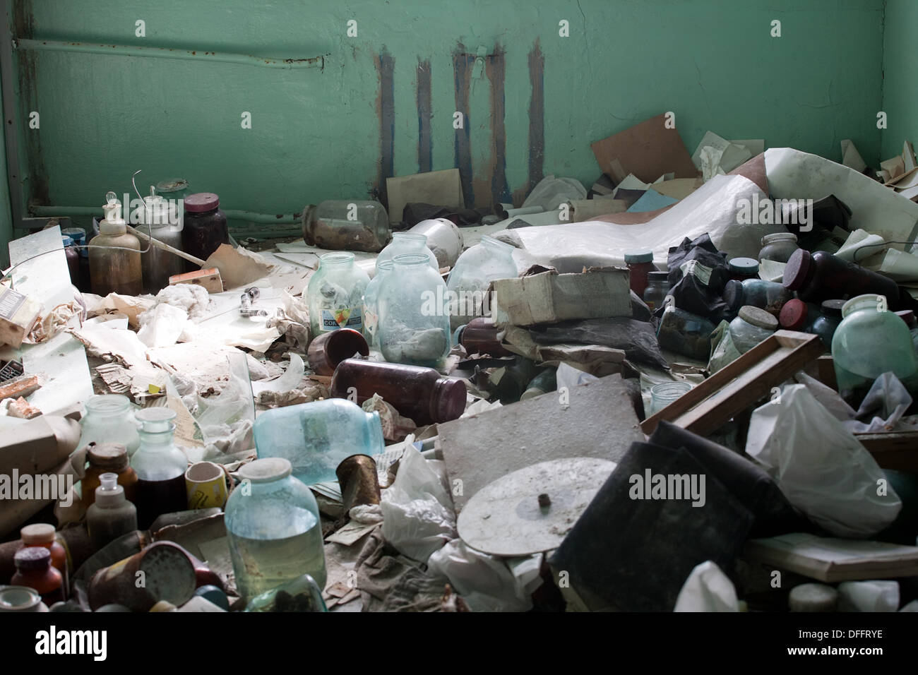 Messy laboratory hi-res stock photography and images - Alamy
