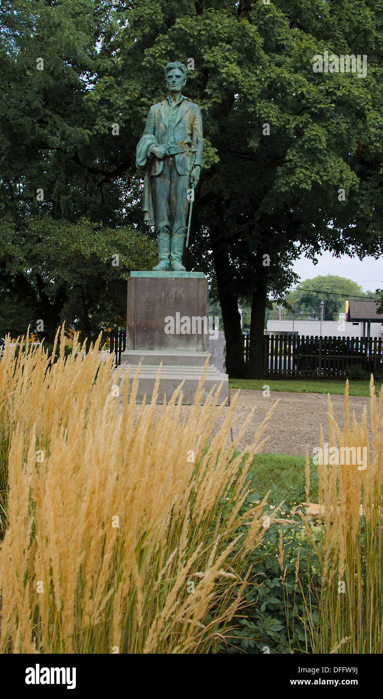 Statue of Abraham Lincoln in uniform in Dixon, Illinois Stock Photo Alamy