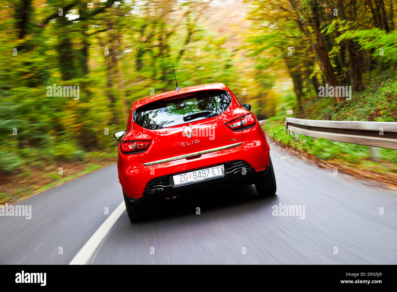 New Renault Clio 4 Officially Breaks Cover, Mega Gallery with 60 HD Photos  and Videos