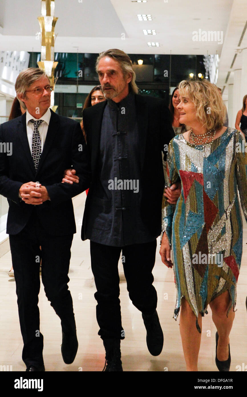 Actor JEREMY IRONS with his wife, SINEAD CUSACK and the director BILLE  AUGUST attend the premiere of "Night Train to Lisbon" in Athens Music Hall  Stock Photo - Alamy