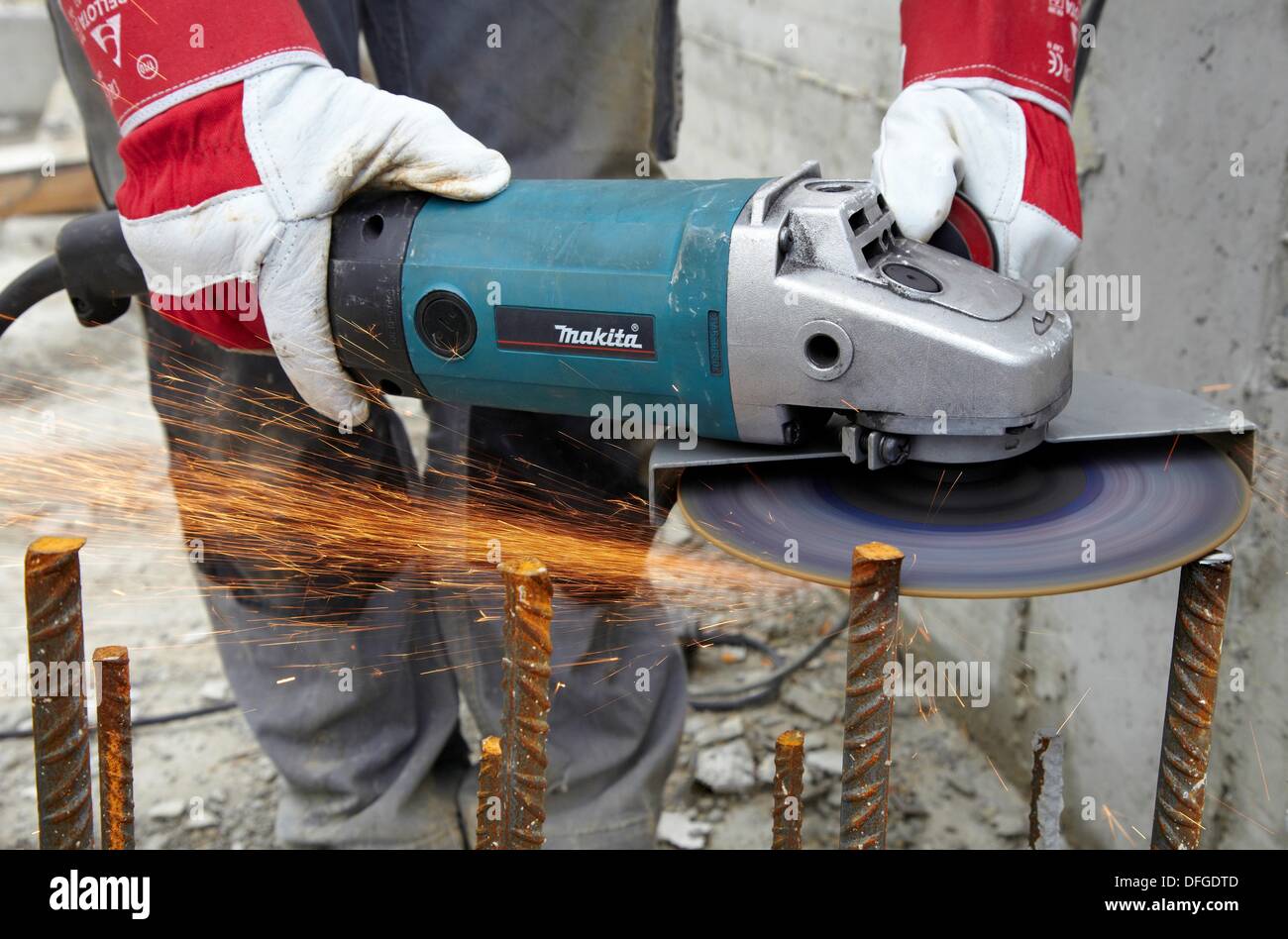 Cutting rebar, grinder, construction site, Eskoriatza, Gipuzkoa