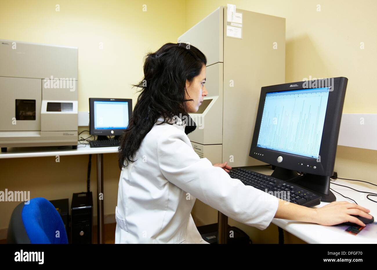 Automated dna sequencer lab hi-res stock photography and images - Alamy