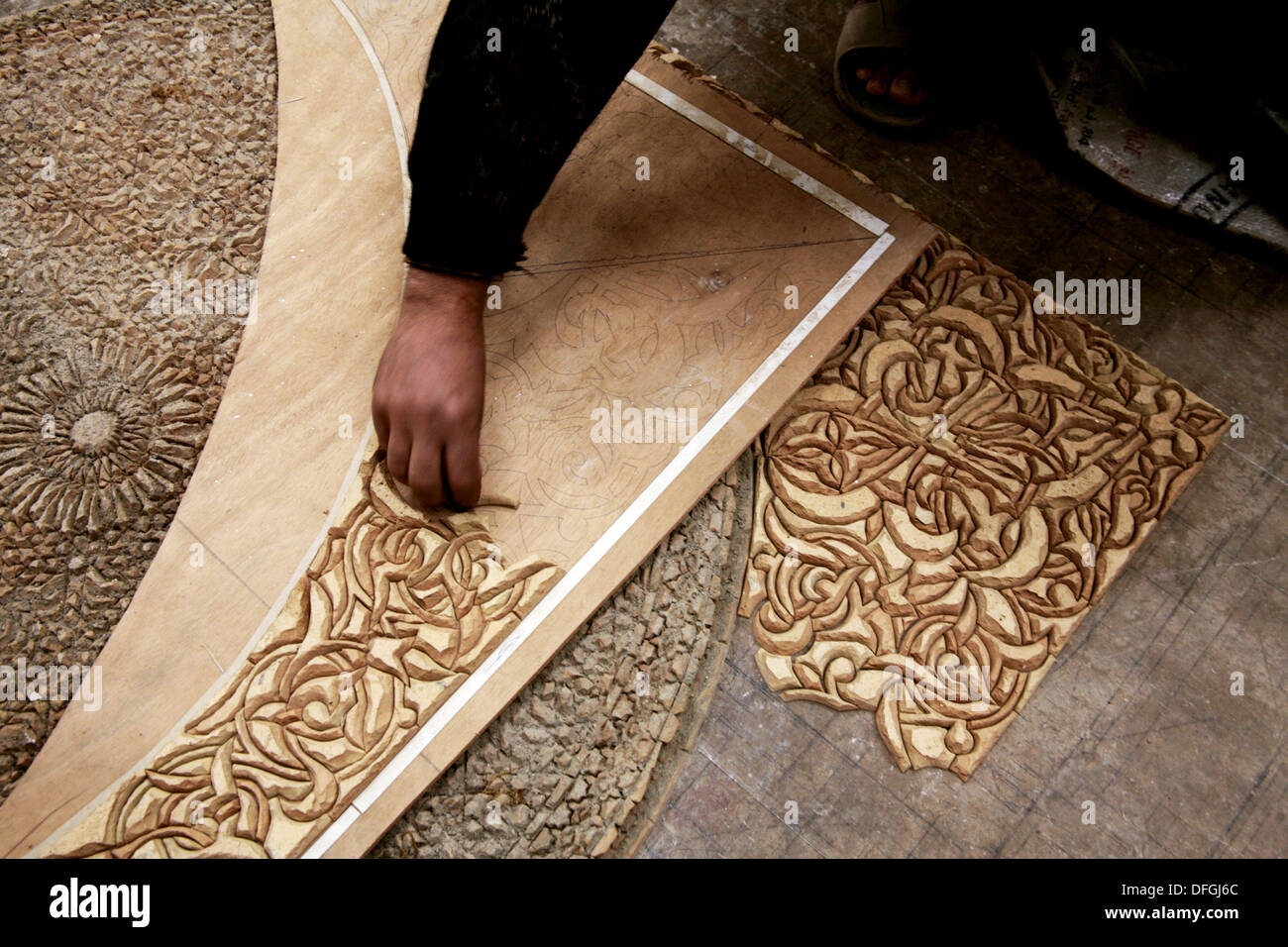 Male potter cutting hires stock photography and images Alamy