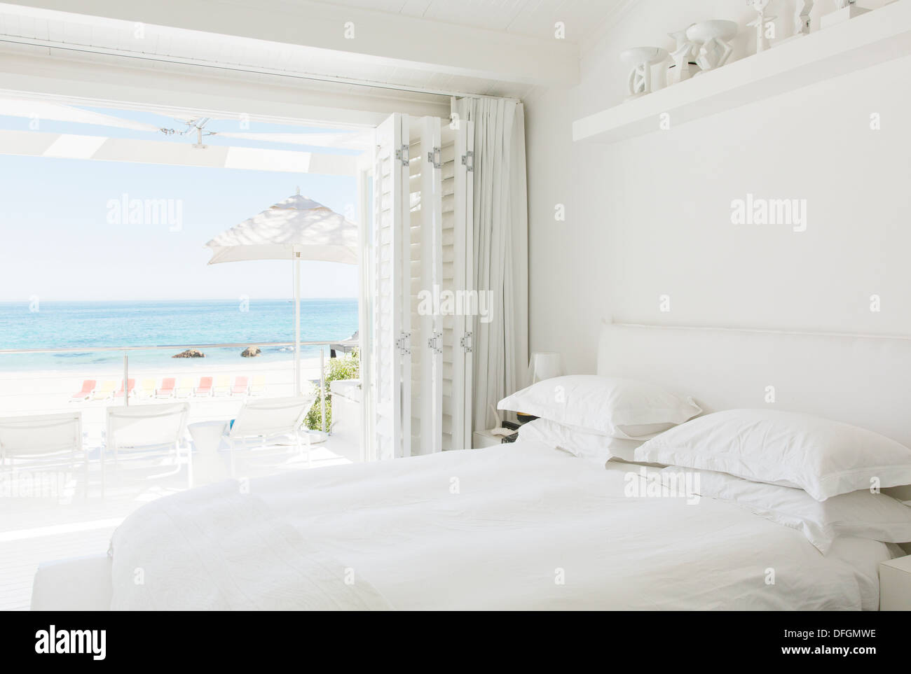 Modern bedroom overlooking beach and ocean Stock Photo Alamy