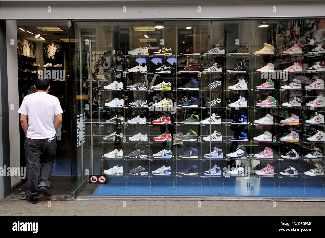 Sneakers shop, Carrer Pelai, Barcelona. Catalonia, Spain Stock Photo - Alamy