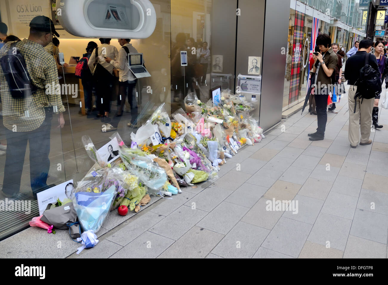 Homage to Steve Jobs outside Tokyo Ginza Apple Store in October 2011 Stock Photo
