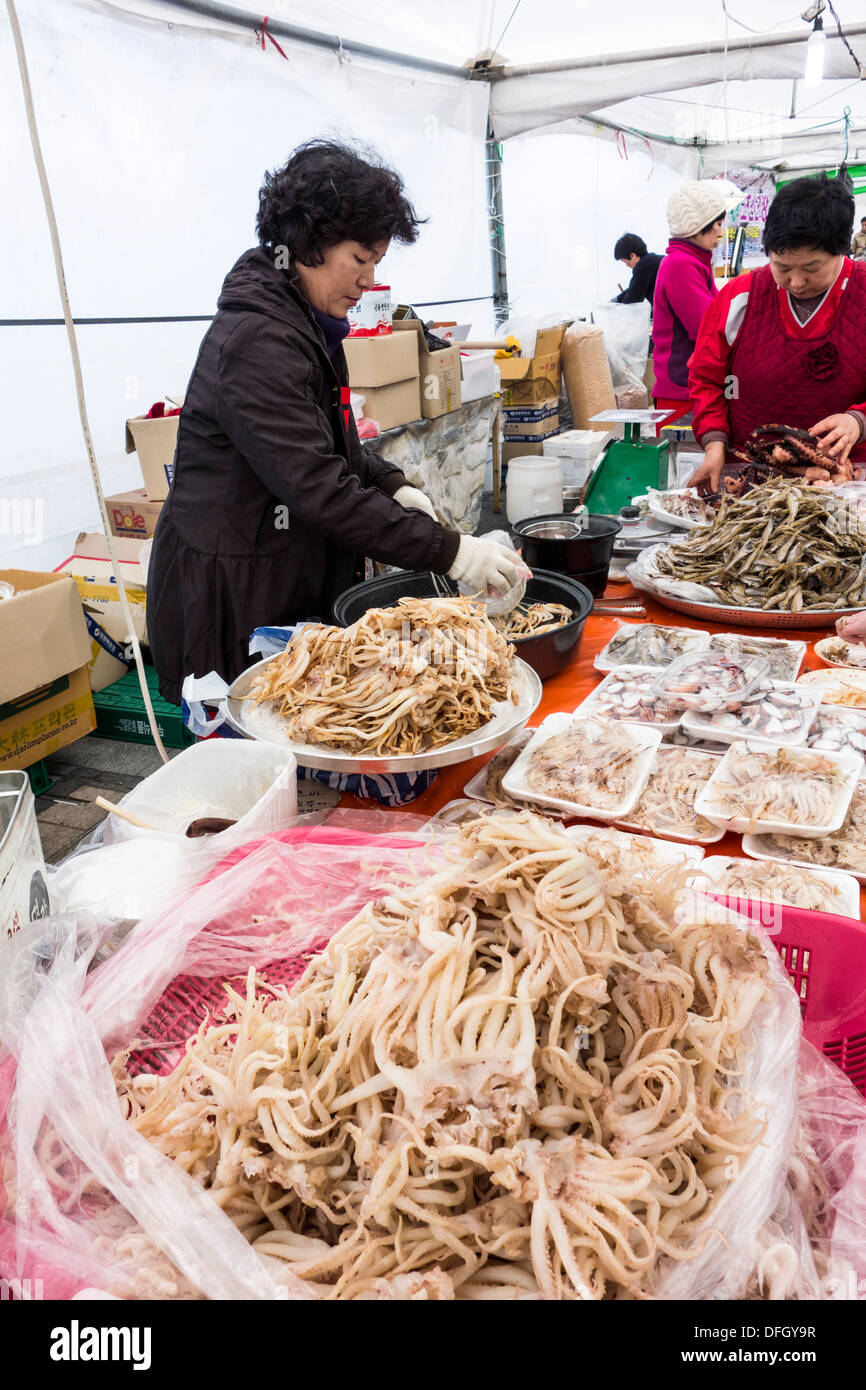 Cuttlefish on market stall hi-res stock photography and images - Alamy