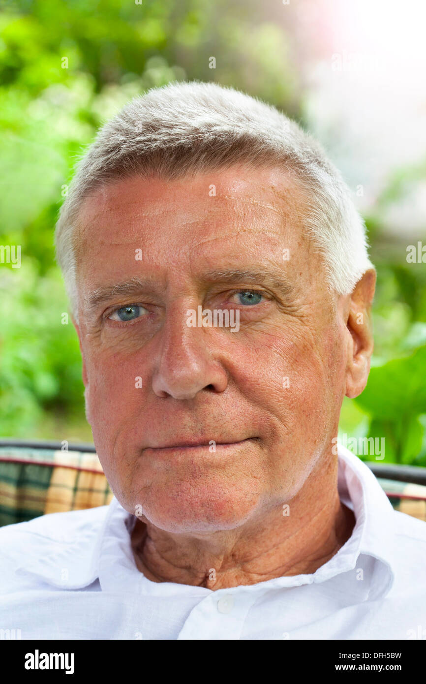 Outdoor portrait happy senior hi-res stock photography and images - Alamy