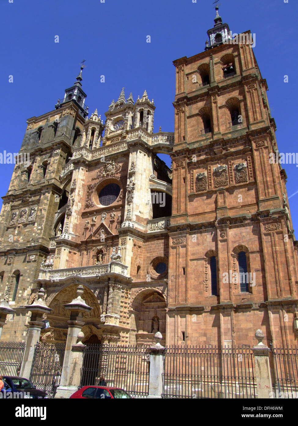 Fachada de la catedral de leon hi-res stock photography and images - Alamy