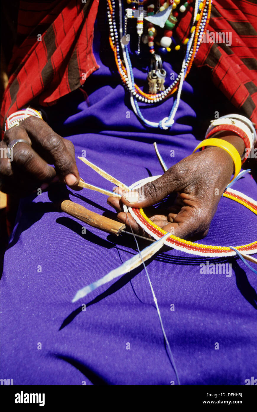 fabrication d´un collier de perles,Masai,Kenya,Afrique Stock Photo