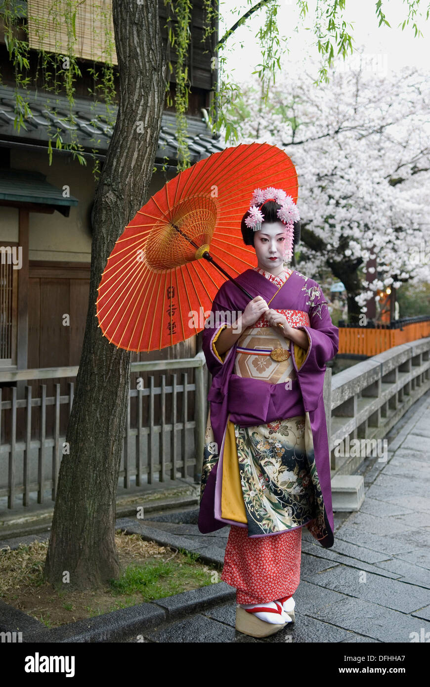 geisha with red parasol in Gion area,Geisha dans le quartier de Gion à  Kyoto, Japon Stock Photo - Alamy