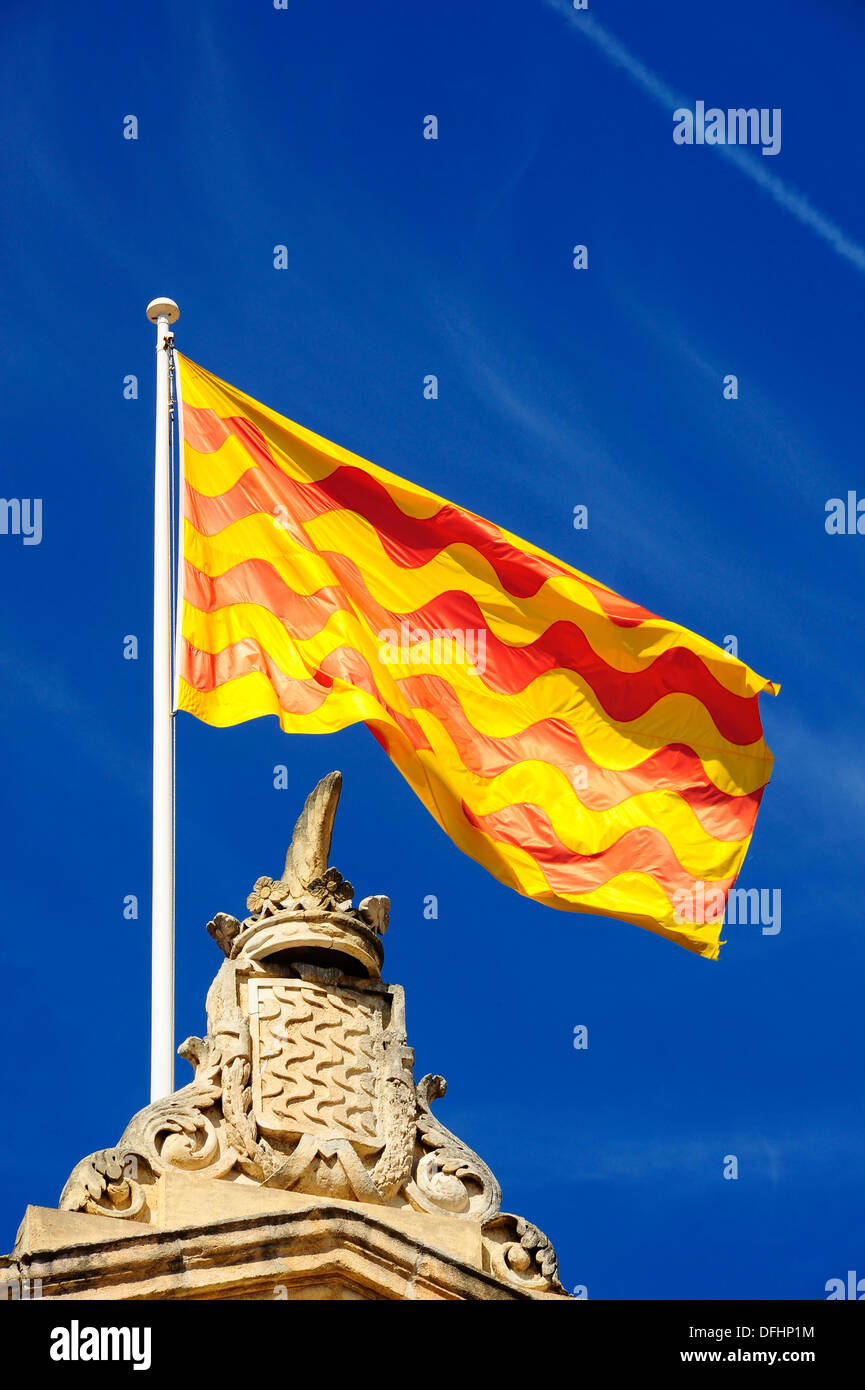 Bandera y escudo de la ciudad de Tarragona, Catalunya, España Stock