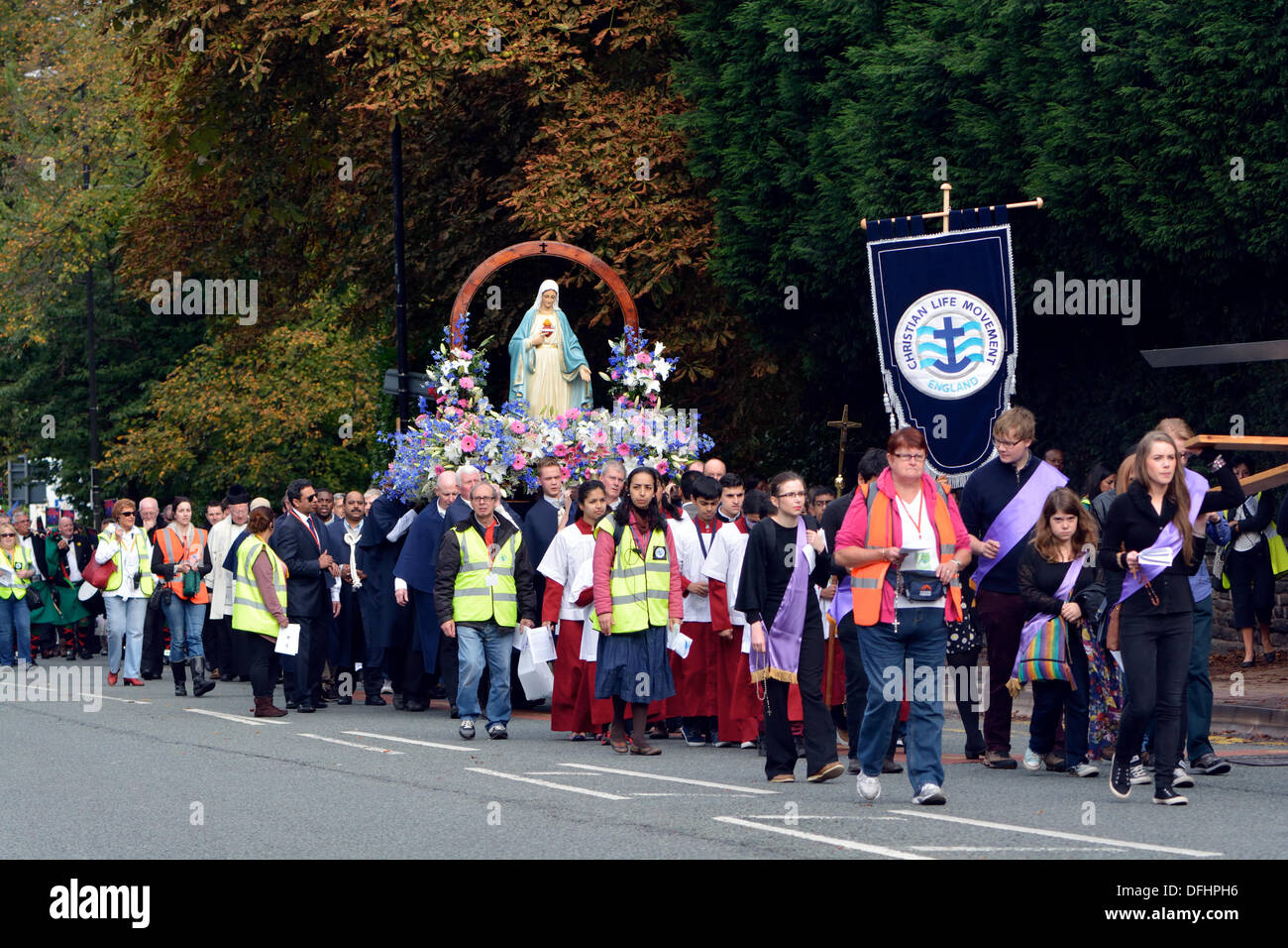 Marian Procession  Manchester, UK  05 October 2013 An estimated thousand Catholics walk through South Manchester, praying the rosary and singing hymns as a visible expression of their faith. The procession starts at St Edward's Church, Rusholme and goes along Wilmslow Road to Fallowfield before going into Platts Fields Park for a short service. Credit:  John Fryer/Alamy Live News Stock Photo