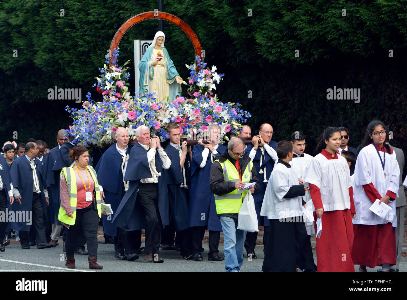 Marian Procession  Manchester, UK  05 October 2013 An estimated thousand Catholics walk through South Manchester, praying the rosary and singing hymns as a visible expression of their faith. The procession starts at St Edward's Church, Rusholme and goes along Wilmslow Road to Fallowfield before going into Platts Fields Park for a short service. Credit:  John Fryer/Alamy Live News Stock Photo