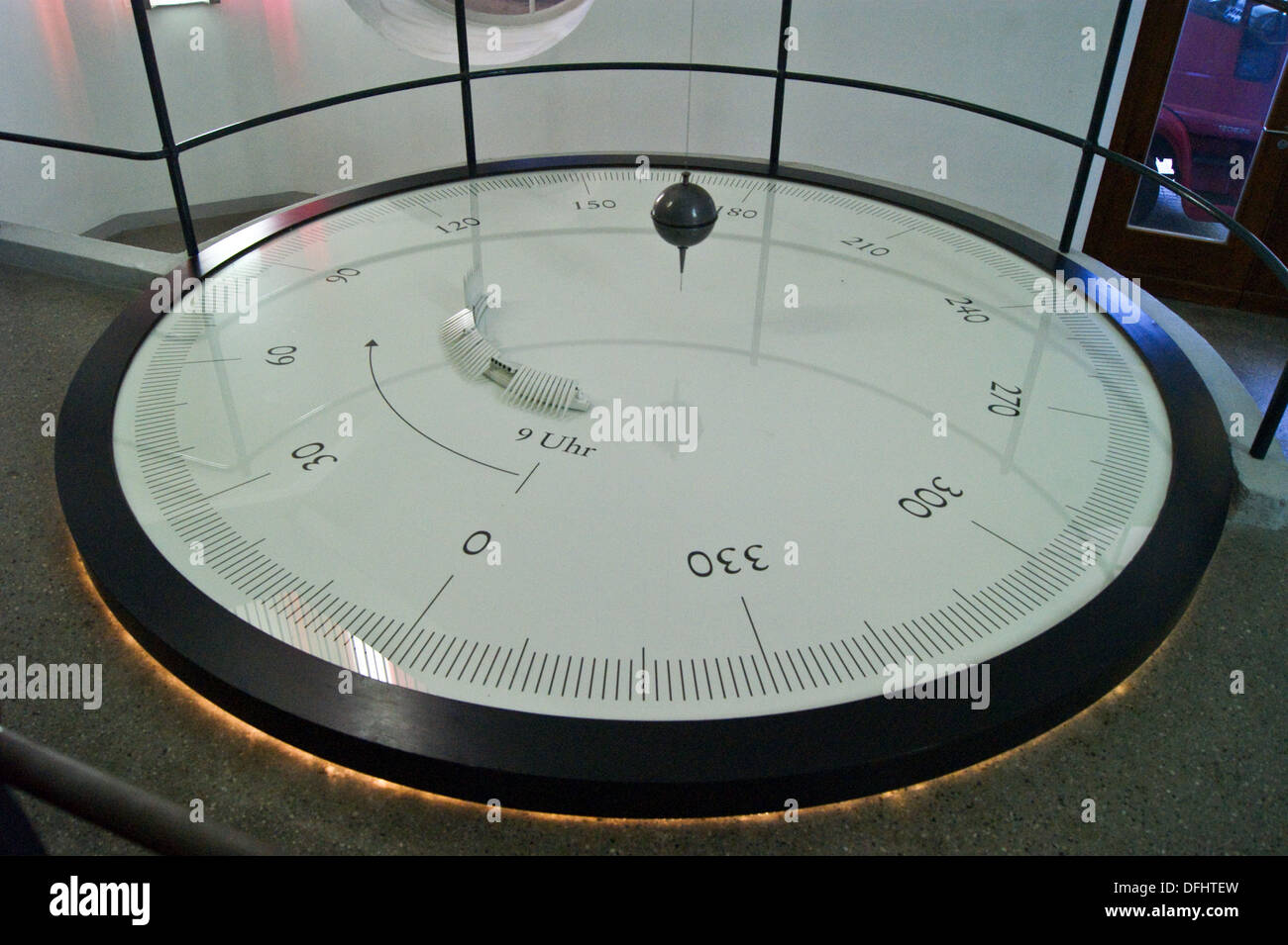 Face of Foucault pendulum used as a clock, Deutsches Museum