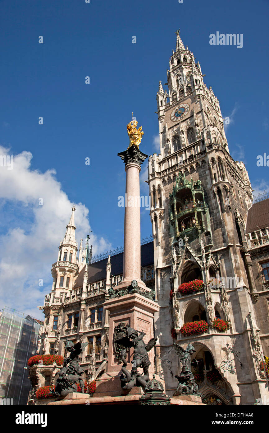 Virgin Mary atop the Mariensäule and the new townhall Neues Rathaus on the central square Marienplatz in Munich, Bavaria, Stock Photo