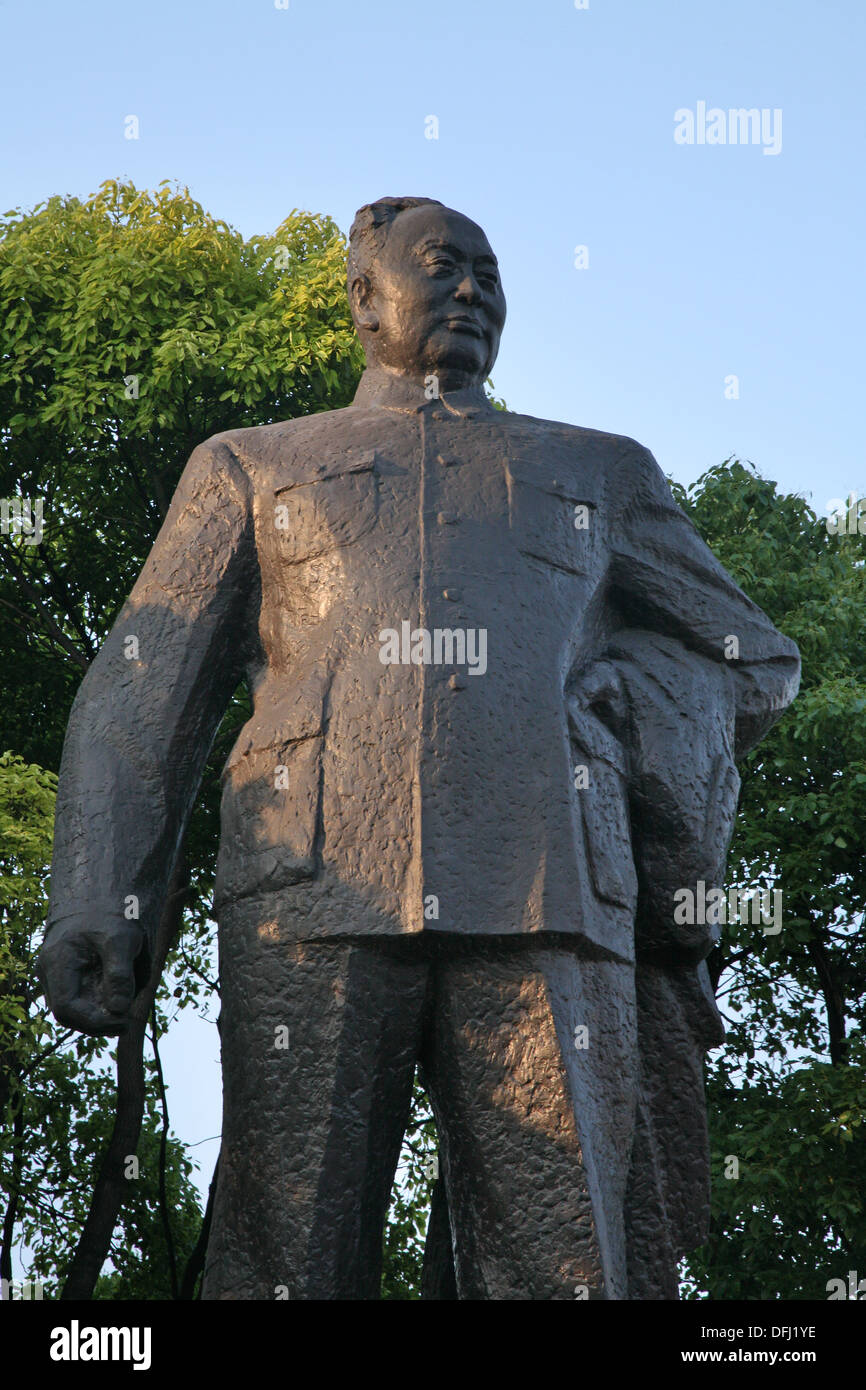 Statue of chairman mao on the bund hi-res stock photography and images ...