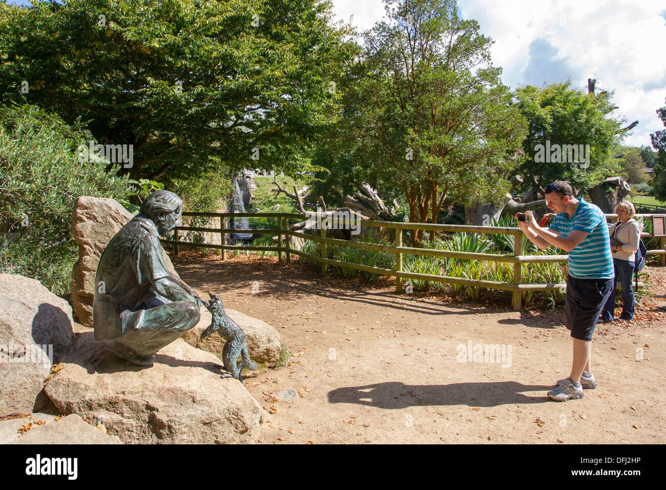 Durrell Wildlife Conservation Trust bronze statue of Gerald Durrell Stock Photo Alamy