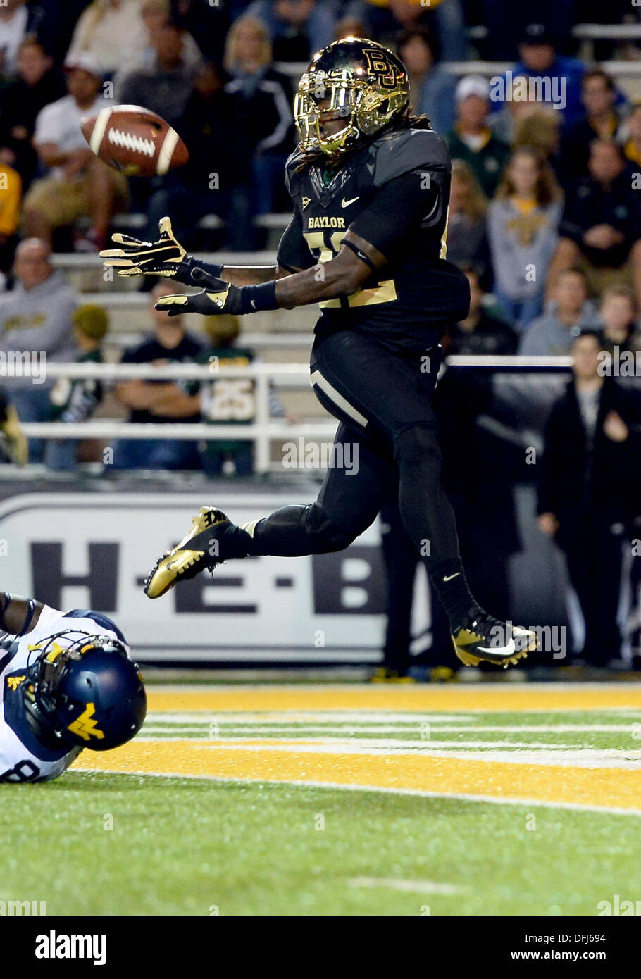 Waco, TX, USA. 5th Oct, 2013. Baylor safety Collin Simpson #32 looks to ...