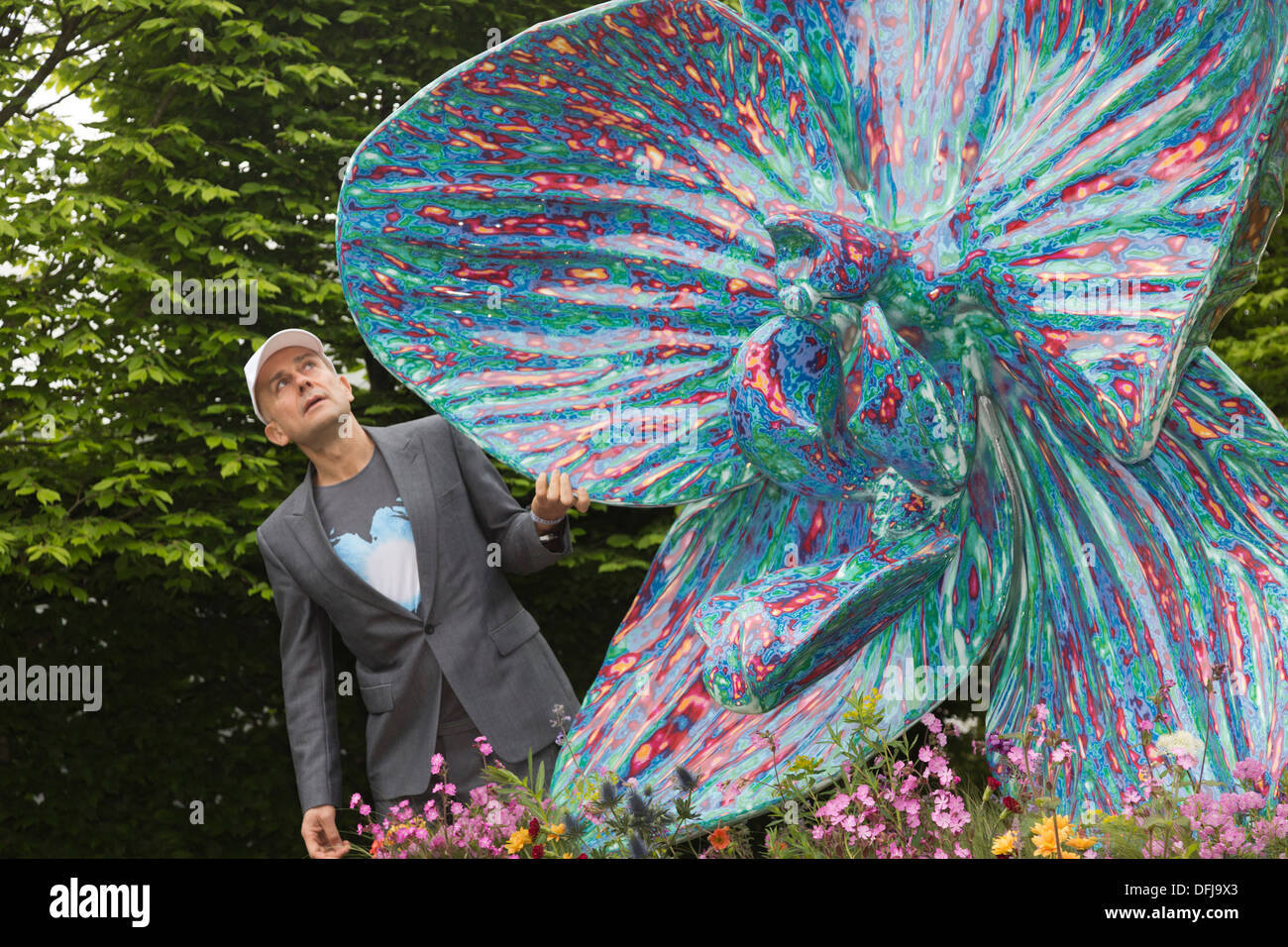 Designer Marc Quinn with sculpture at Chelsea Flower Show Stock Photo