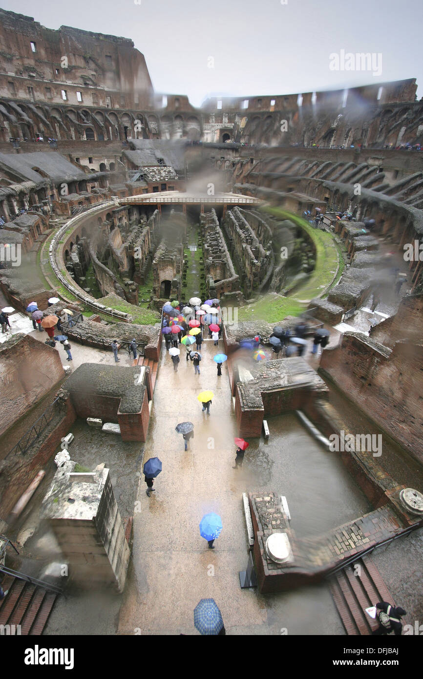 Lluvia en el Coliseo, Roma, Italia Stock Photo - Alamy