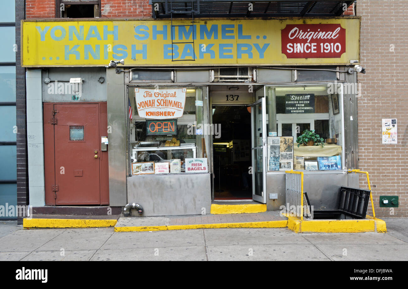 Exterior of Yonah Shimmel Knish Bakery at 137 East Houston St. on the Lower East Side of Manhattan, New York City Stock Photo