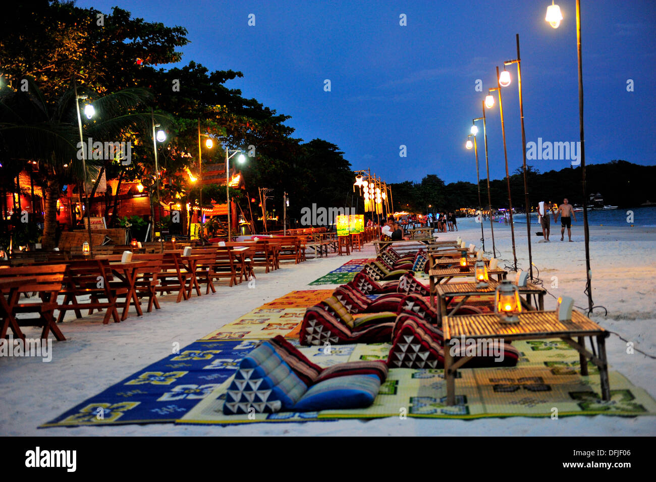 Thailand's islands & beaches - Dining on Thai triangle cushions in the sand at Sai Kaew Beach, Koh Samet island, Thailand Stock Photo