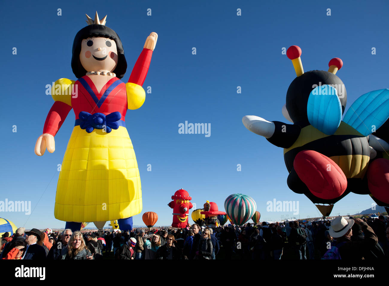 Albuquerque, NM, USA. 5th Oct, 2013. . The Snow White Balloon waves as she prepares for flight, First day of mass ascension at Albuquerque International Balloon Fiesta on Saturday October 5, 2013. Albuquerque, New Mexico, USA. Credit:  Christina Kennedy/Alamy Live News Stock Photo