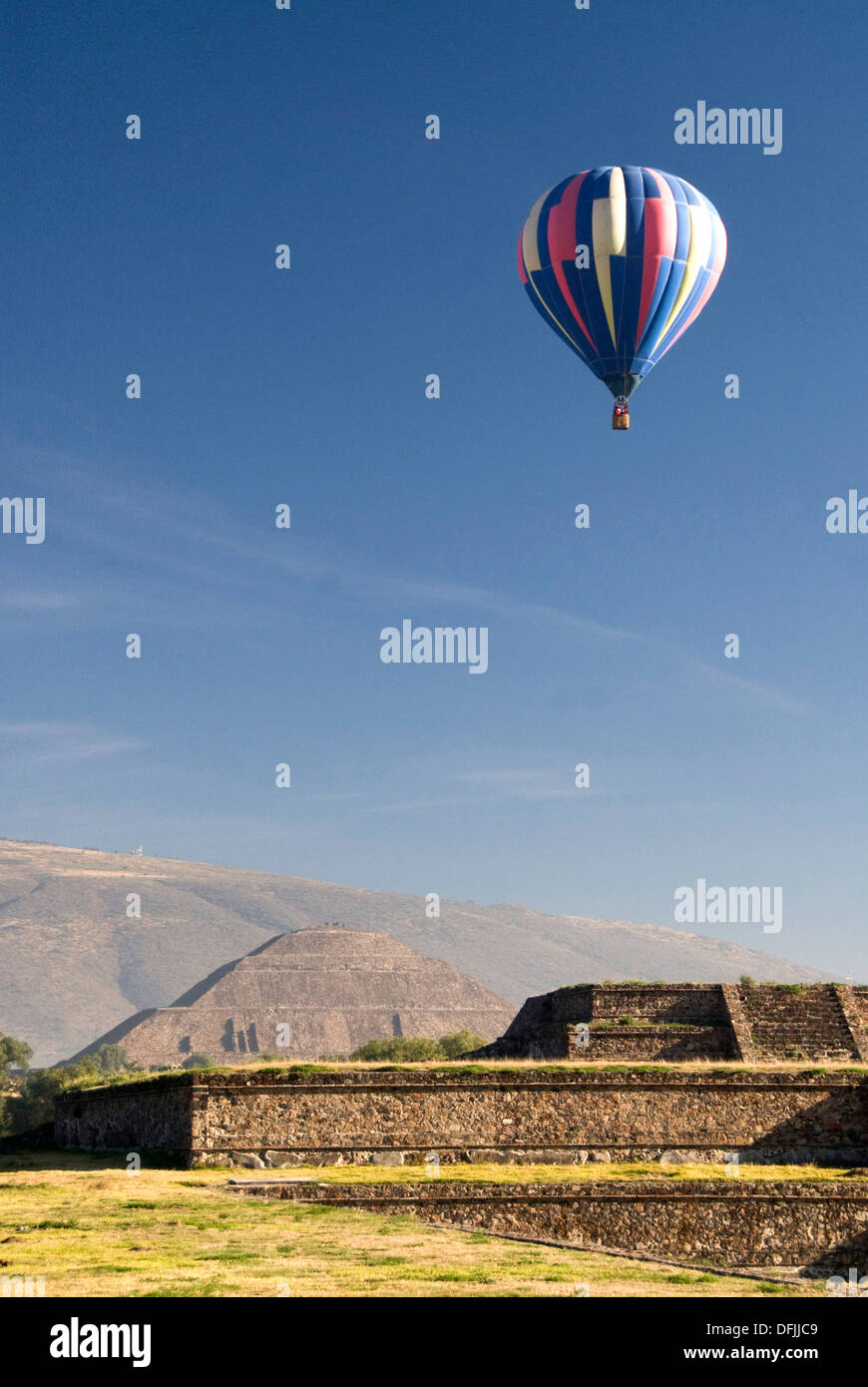 Teotihuacan pyramid balloon hi-res stock photography and images - Alamy