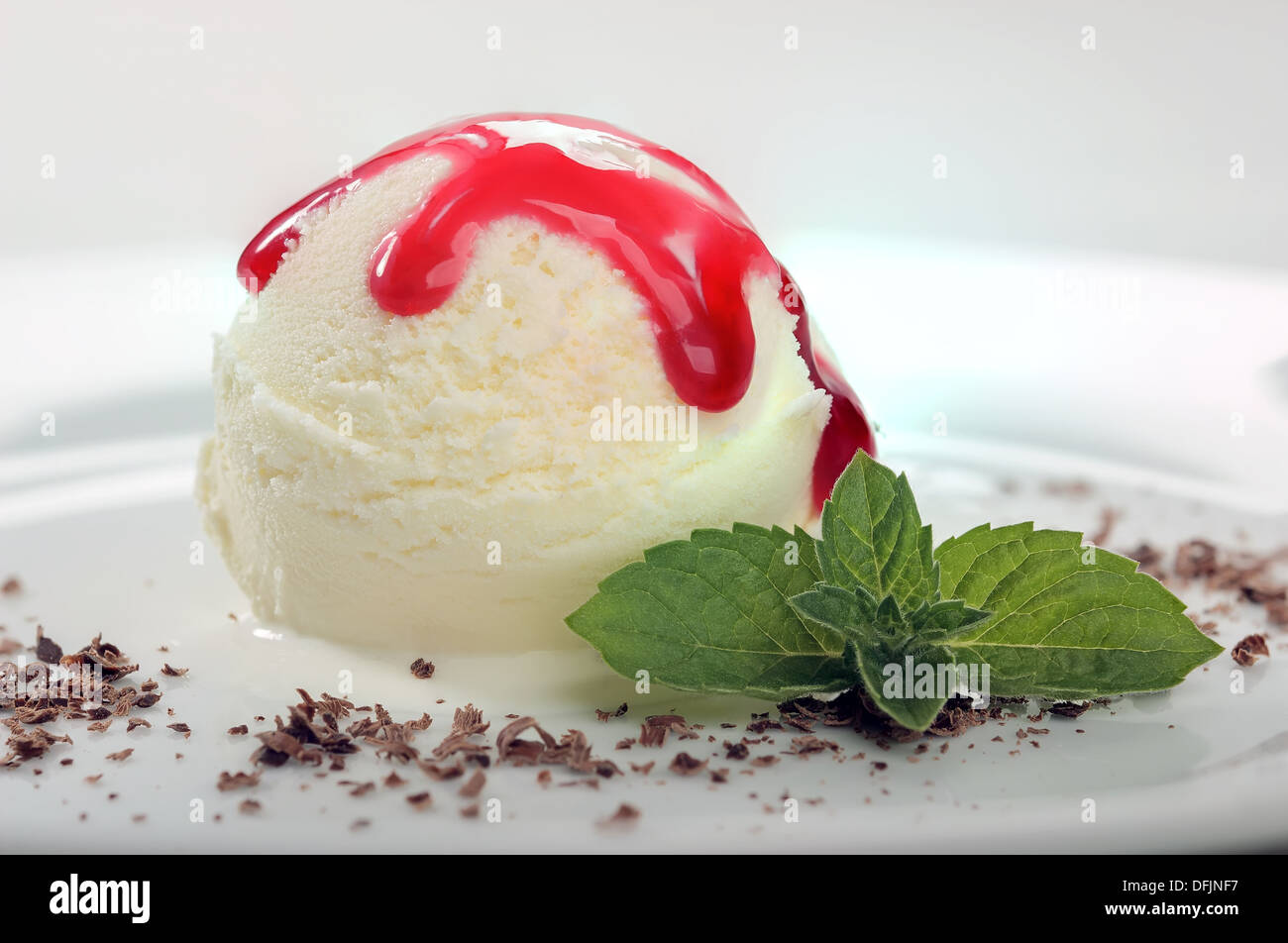 Soft scoop vanilla ice cream hi-res stock photography and images - Alamy