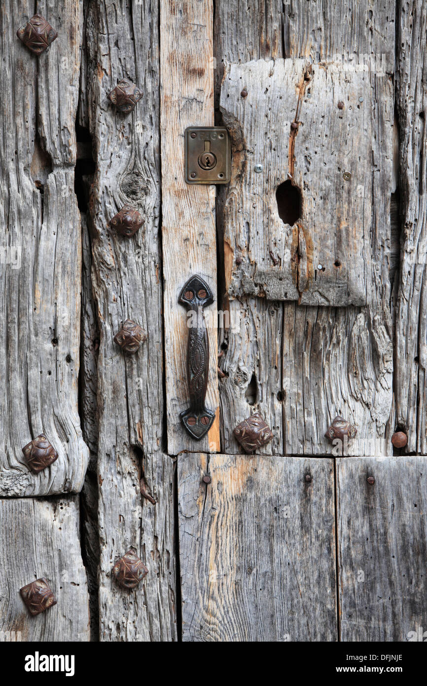 Wooden door with handle hires stock photography and images Alamy