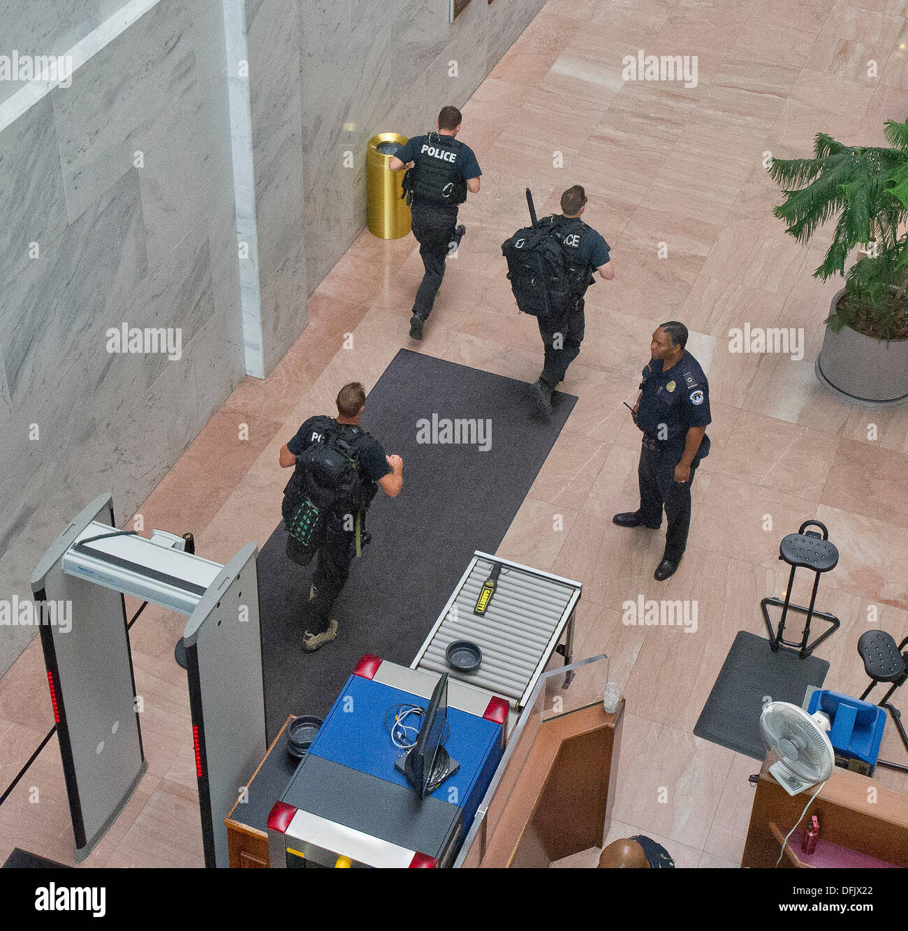 United States Capitol Police sharpshooters enter the Hart Senate Office Building following reports of a shooting incident on Capitol Hill in Washington, D.C. on Thursday, October 3, 2013. Credit: Ron Sachs / CNP (RESTRICTION: NO New York or New Jersey Newspapers or newspapers within a 75 mile radius of New York City) Stock Photo
