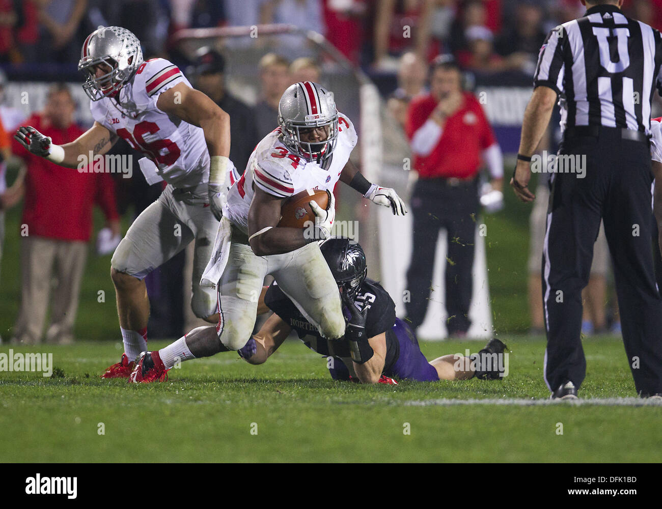 Evanston, Illinois, USA. 5th Oct, 2013. October 05, 2013: Ohio State running back Carlos Hyde (34) breaks away from tackle attempt by Northwestern linebacker Collin Ellis (45) during NCAA Football game action between the Ohio State Buckeyes and the Northwestern Wildcats at Ryan Field in Evanston, Illinois. Ohio State defeated Northwestern 40-30. Credit:  csm/Alamy Live News Stock Photo