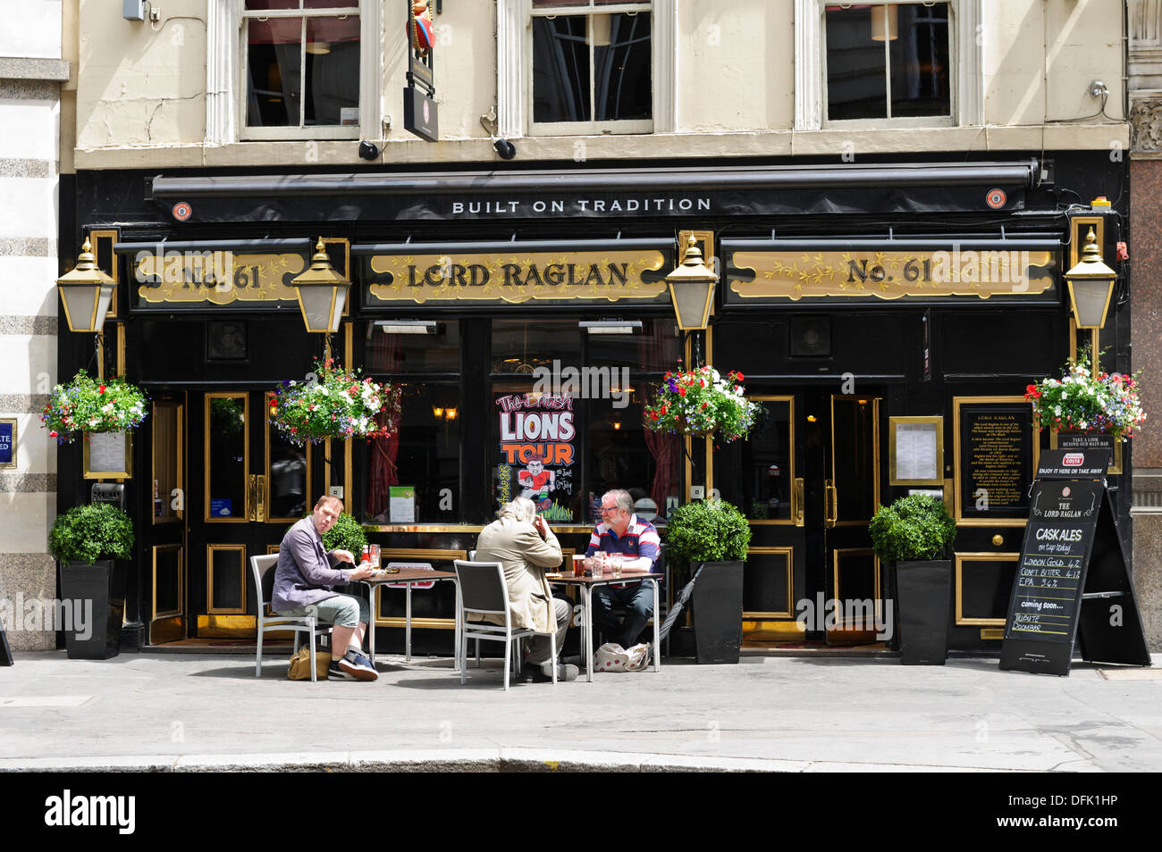 A typical traditional British pub, London, England, United Kingdom ...